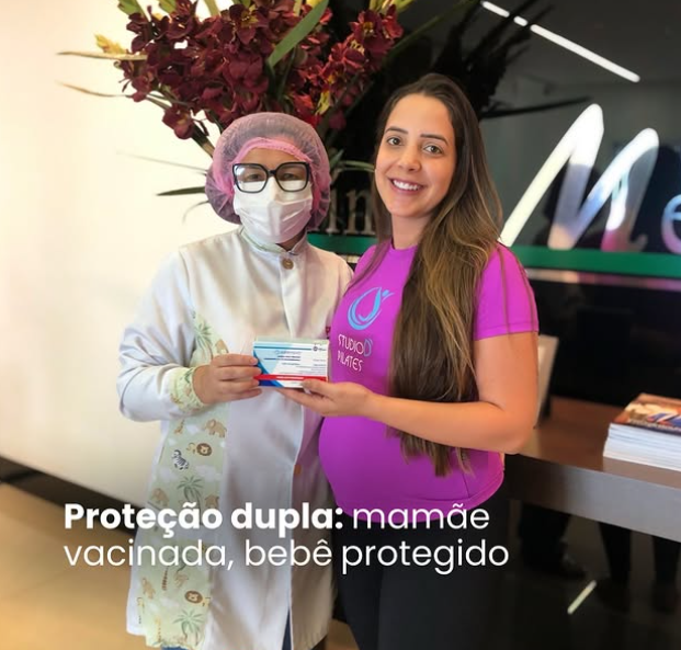 Gestante recebendo orientação sobre vacinação na Proteja