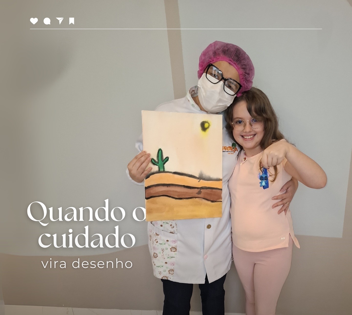 Profissional da Proteja ao lado de criança segurando desenho feito na clínica