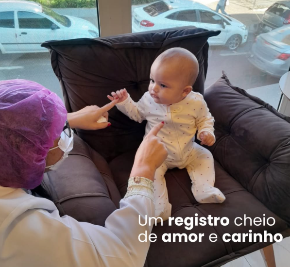 Enfermeira da Proteja acolhendo um bebê antes da vacinação em Catalão