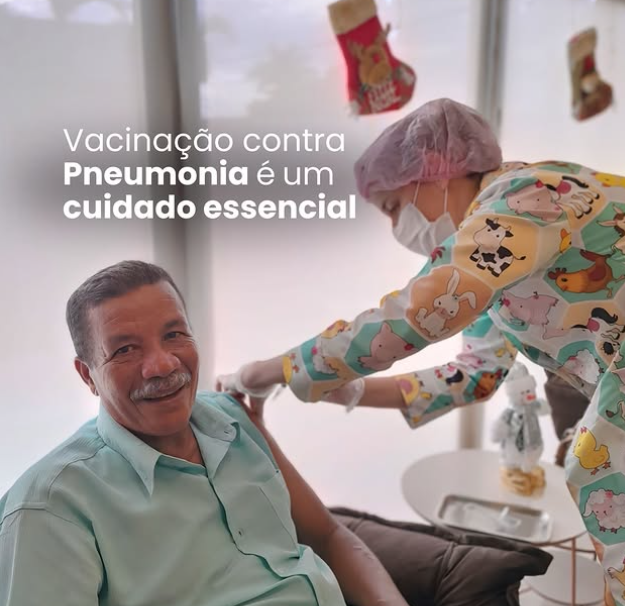 Paciente idoso recebendo vacina contra pneumonia na Proteja em Catalão